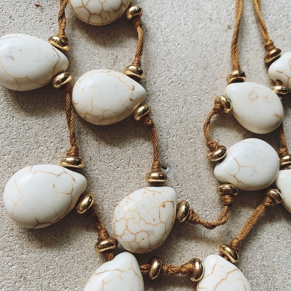 Set. White-crackle stone necklace with earrings. - Picture 8 of 13